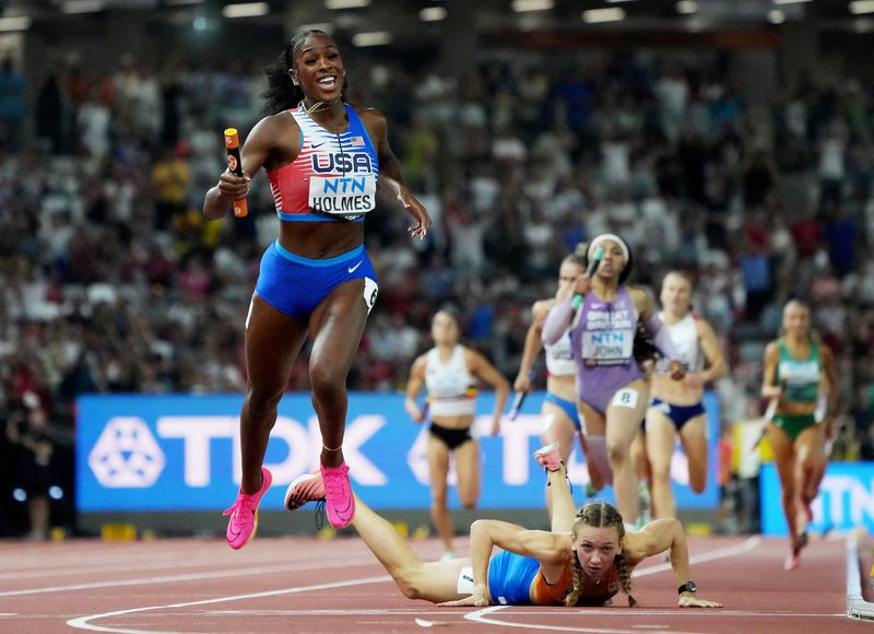 © Reuters. Athletics - World Athletics Championship - 4x400m Relay Mixed - National Athletics Centre, Budapest, Hungary - August 19, 2023 Alexis Holmes of the U.S. crosses the line to win the final as Netherlands' Femke Bol falls REUTERS/Sarah Meyssonnier     
