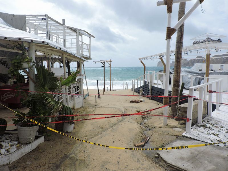 &copy; Reuters. Caution tapes prevent the passage at El Medano beach, as Hurricane Hilary hits Mexico's Baja California peninsula, in Cabo San Lucas, Mexico August 19, 2023. REUTERS/Monserrat Zavala 