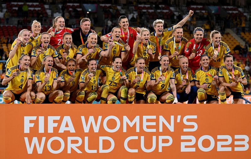 &copy; Reuters. 　オーストラリアとニュージーランドが共催するサッカーの女子ワールドカップ（Ｗ杯）は１９日、３位決定戦を行い、スウェーデンがオーストラリアを２─０で下した。写真は試合後のス