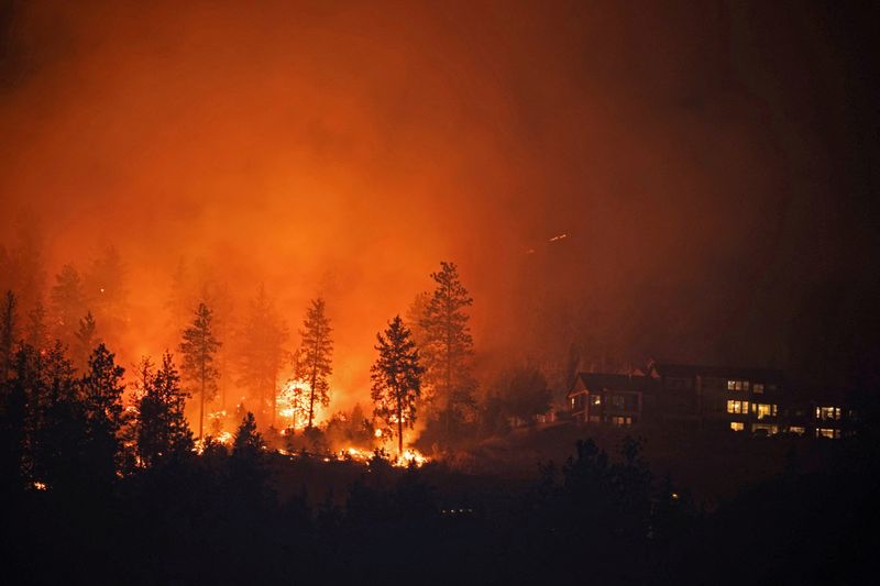 &copy; Reuters. 　カナダ西部ブリティッシュコロンビア州で発生した山火事は１９日にさらに拡大し、避難命令が出された住民の数が約３万５０００人と前日の２倍に増加した。写真は同州のウェストケロ