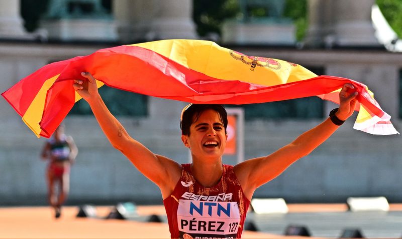 &copy; Reuters. الإسبانية ماريا بيريز تحتفل بالفوز بسباق المشي 20 كيلومترا سيدات ببطولة العالم لألعاب القوى في بودابست بالمجر يوم الأحد. تصوير: مارتون مونوس