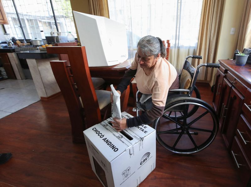 © Reuters. سيدة تدعى أوجينيا راميريز وتبلغ من العمر 58 عاما تدلي بصوتها في المنزل قبل الانتخابات الرئاسية الحاسمة التي تجرى يوم الأحد في كيتو بالإكوادور يوم 18 أغسطس آب 2023. تصوير: هنري روميرو - رويترز.