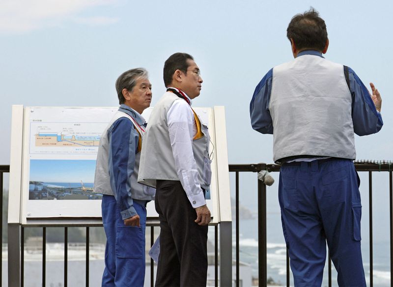 &copy; Reuters. Japan's Prime Minister Fumio Kishida visits the tsunami-crippled Fukushima Daiichi nuclear power plant in Okuma town, Fukushima prefecture, Japan August 20, 2023, in this photo released by Kyodo.  Mandatory credit Kyodo via REUTERS 