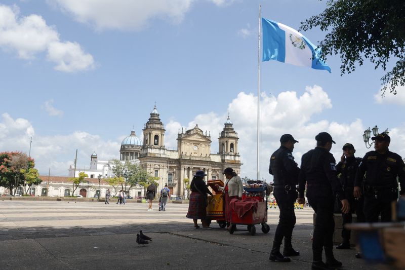 &copy; Reuters. Police officers stand guard at the Constitucion square, ahead of Sunday's presidential election, in Guatemala City, Guatemala August 19, 2023. REUTERS/Pilar Olivares/File Photo