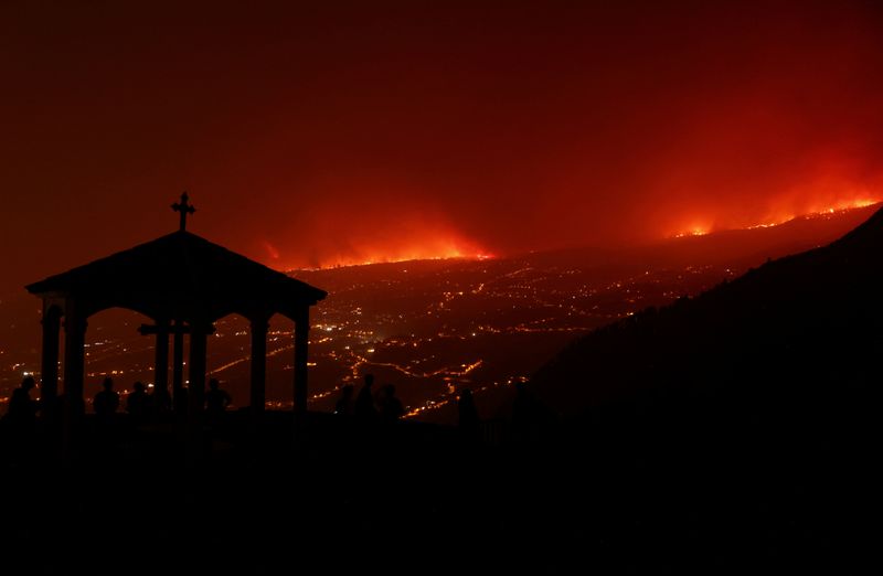 &copy; Reuters. Un incendie au-dessus des montagnes près de maisons vides après l'évacuation de différents villages sur l'île de Tenerife, îles Canaries, en Espagne. /Photo prise le 20 août 2023/REUTERS/Nacho Doce