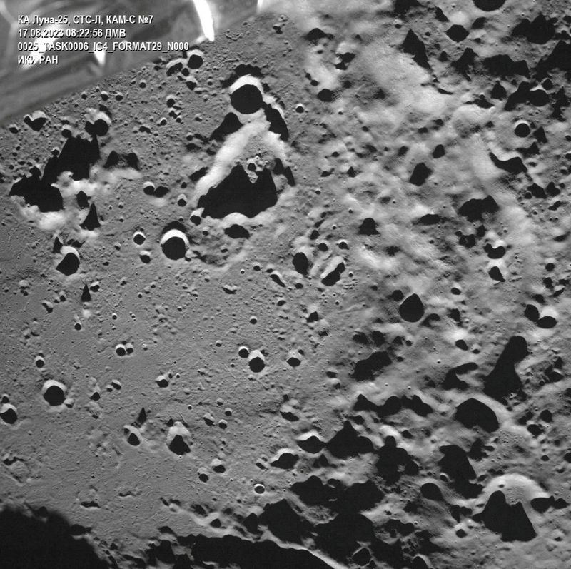 &copy; Reuters. Une photo prise par la caméra du vaisseau spatial d'alunissage Luna-25 montre le cratère Zeeman, sur la face cachée de la lune. /Photo prise le 17 août 2023/REUTERS/Roscosmos