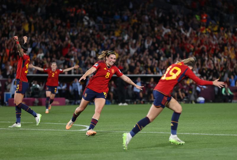&copy; Reuters. لاعبات منتخب إسبانيا لكرة القدم للسيدات يحتفلن بإحراز الهدف الأول للفريق في نهائي كأس العالم للسيدات أمام إنجلترا في سيدني بأستراليا يوم ا