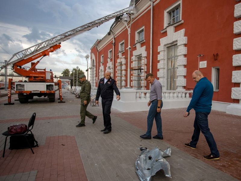 © Reuters. Le gouverneur de la région de Koursk, Roman Starovoit (2e à droite), inspecte une gare endommagée à la suite d'une attaque de drone à Koursk, en Russie. /Photo prise le 20 août 2023/Roman Starovoit, Gouverneur de la région de Koursk via Telegram