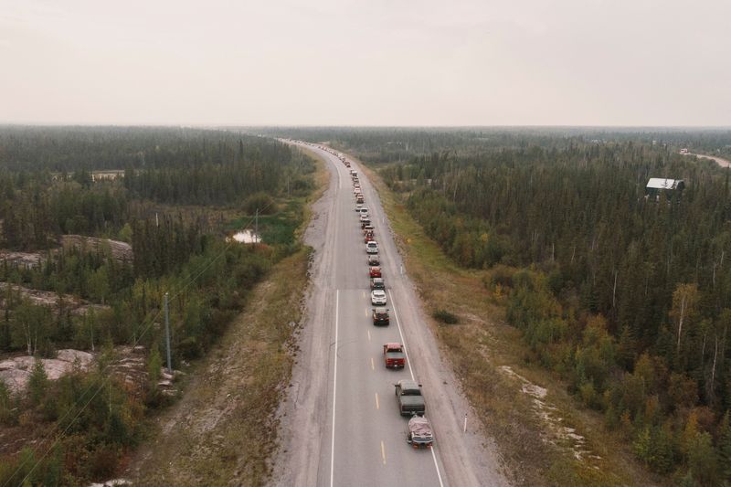 © Reuters. منظر من الجو يظهر مغادرة سكان منطقة يلونايف في إقليم كولومبيا البريطانية غرب كندا عبر طريق سريع يوم 16 أغسطس آب 2023 مع اشتداد حرائق الغابات . تصوير : بات كين - رويترز .      