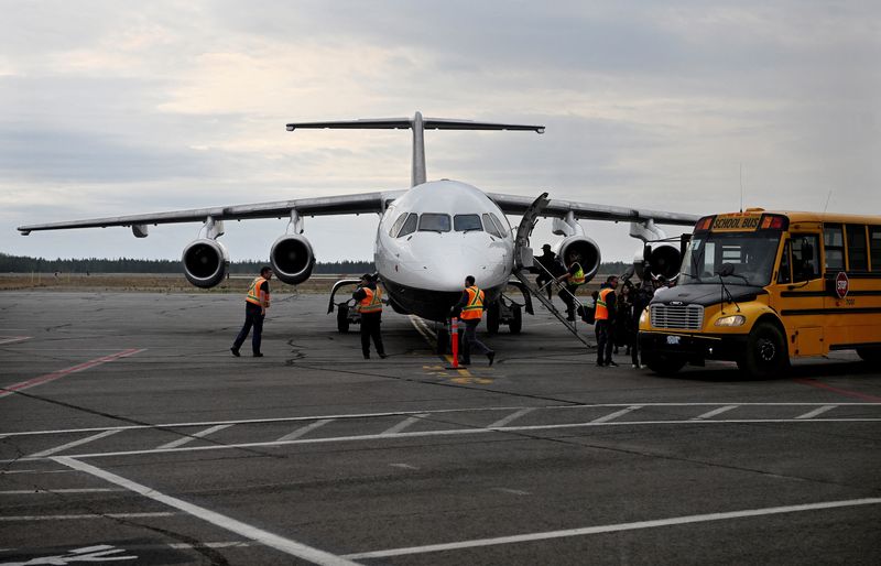 © Reuters. FILE PHOTO: Evacuees board a plane at the Yellowknife airport as wildfires threaten the Northwest Territories town of Yellowknife, Canada, August 18, 2023.  REUTERS/Jennifer Gauthier/File Photo