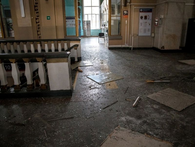 © Reuters. A view shows broken glass and debris in a damaged hall of a railway station following a reported drone attack in Kursk, Russia August 20, 2023. Governor of Russia's Kursk Region Roman Starovoit via Telegram/Handout via REUTERS