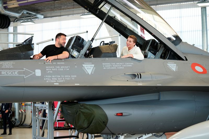 &copy; Reuters. Presidente ucraniano, Volodymyr Zelenskiy, e premiê da Dinamarca, Mette Frederiksen, sentados em caça F-16
20/08/2023
Ritzau Scanpix/Mads Claus Rasmussen via REUTERS