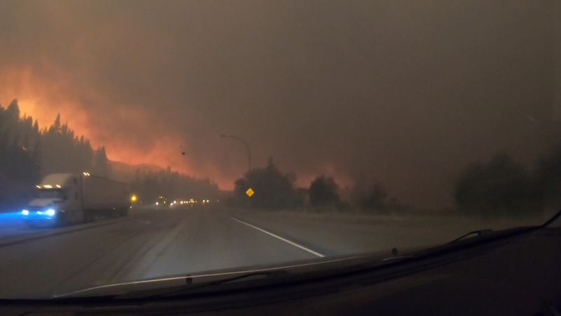 &copy; Reuters. منظر عام لحرائق الغابات في إقليم كولومبيا البريطانية بغرب كندا يوم 18 أغسطس آب 2023. صورة لرويترز من مقطع مصور على مواقع التواصل الاجتماعي. يحظ
