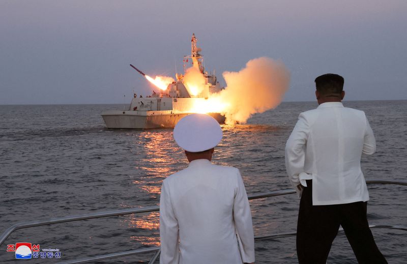 &copy; Reuters. زعيم كوريا الشمالية كيم جونج أون خلال إشرافه على اختبار لصواريخ كروز الاستراتيجية على متن سفينة حربية في هذه الصورة غير المؤرخة التي نشرتها