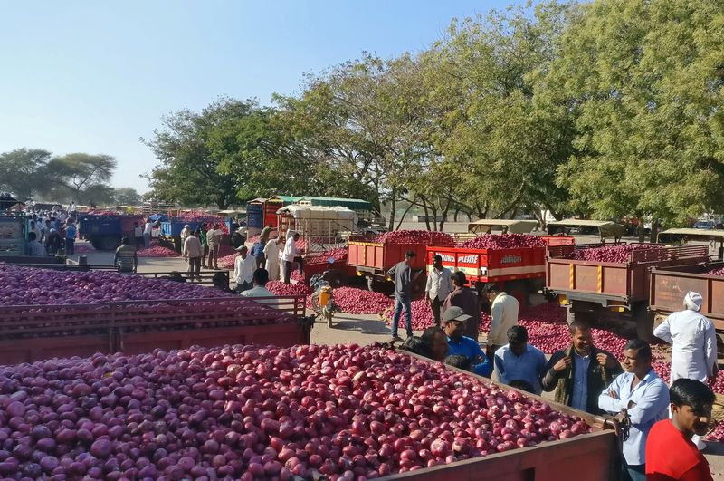 &copy; Reuters. 　インド政府は８月１９日、国内の玉ネギ価格高騰を抑制するために年末まで４０％の輸出関税を課すと発表した。写真は２０１８年１２月、西部マハラシュトラ州の市場で、タマネギの競