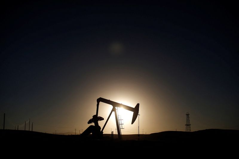&copy; Reuters. FILE PHOTO: A pump jack is seen at sunrise near Bakersfield, California October 14, 2014.  REUTERS/Lucy Nicholson/File Photo
