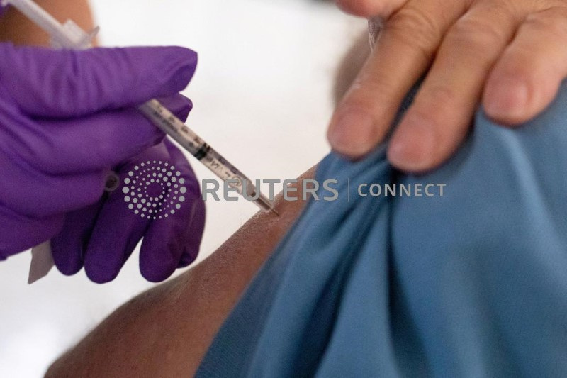 &copy; Reuters. خمسيني يتلقى جرعة من اللقاح المضاد لفيروس كوفيد-19 في ميشيجان الأمريكية في صورة من أرشيف رويترز.