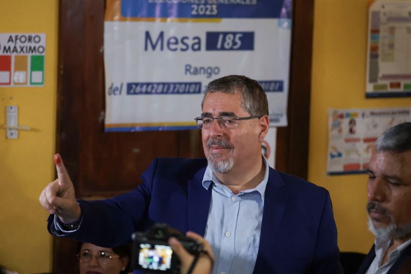 © Reuters. Guatemalan anti-graft presidential candidate Bernardo Arevalo, of the Semilla political party, poses for a photo during the presidential run-off election, in Guatemala City, Guatemala August 20, 2023. REUTERS/Pilar Olivares