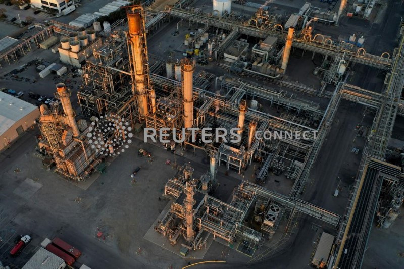 &copy; Reuters. مشهد عام لمصفاة لوس انجليس النفطية التابعة لشركة فيليبس 66 في كارسون بولاية كاليفورنيا الأمريكية. الصورة من أرشيف رويترز 