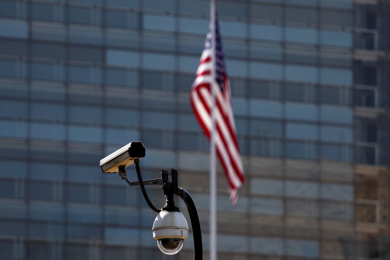 © Reuters. كاميرات مراقبة في مقر السفارة الأمريكية ببكين في صورة من أرشيف رويترز 