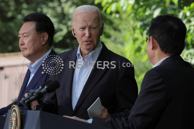 &copy; Reuters. 
الرئيس الأمريكي جو بايدن يتوسط رئيس الوزراء الياباني فوميو كيشيدا (أقصى اليمين) ورئيس كوريا الجنوبية يون سوك يول (أقصى اليسار) خلال قمة ثلاث