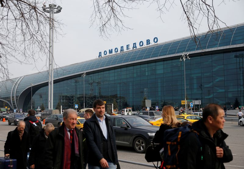 &copy; Reuters. مسافرون يسيرون أمام محطة مطار دوموديدوفو خارج موسكو في صورة من أرشيف رويترز.
