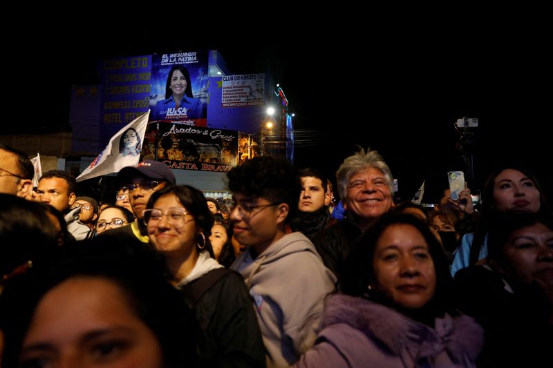 &copy; Reuters. Supporters of Ecuadorean presidential candidate Luisa Gonzalez gather during a presidential election night event, in Quito, Ecuador August 20, 2023. REUTERS/Karen Toro