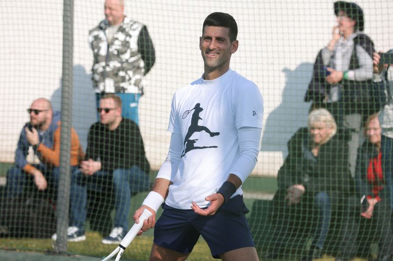 &copy; Reuters. لاعب التنس الصربي نوفاك ديوكوفيتش خلال تدريب في بلجراد يوم 22 فبراير شباط 2023. تصوير: زورانا يفيتش - رويترز.