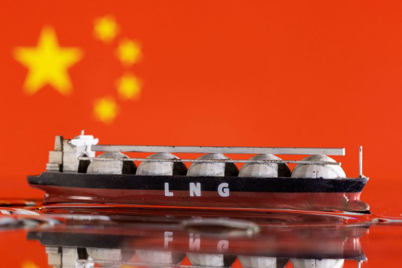 &copy; Reuters. نموذج مصغر لناقلة غاز طبيعي مسال أمام علم الصين في صورة توضيحية من أرشيف رويترز.