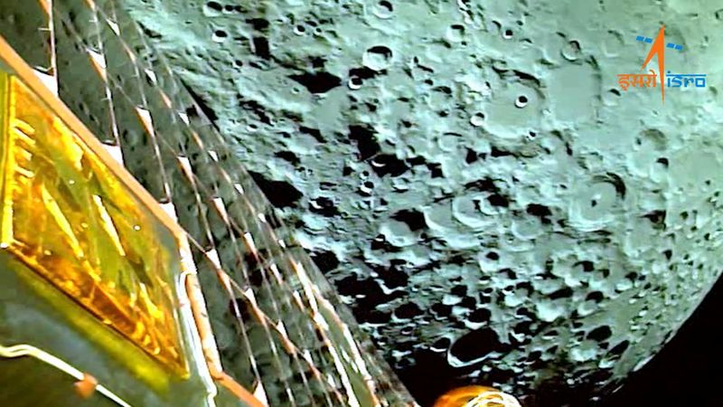 &copy; Reuters. FOTO DE ARCHIVO: La Luna vista desde el módulo de aterrizaje Chandrayaan-3 durante la inserción en órbita lunar el 5 de agosto de 2023. Captura de pantalla de un vídeo publicado el 6 de agosto de 2023.  ISRO/Handout vía REUTERS