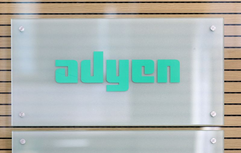 &copy; Reuters. Le logo Adyen au siège de l'entreprise, à Amsterdam. /Photo prise le 24 août 2018/REUTERS/Eva Plevier