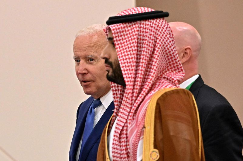 &copy; Reuters. الرئيس الأمريكي جو بايدن وولي العهد السعودي الأمير محمد بن سلمان قبل بدء اجتماع لمجموعة التعاون الخليجي في جدة بصورة من أرشيف رويترز.