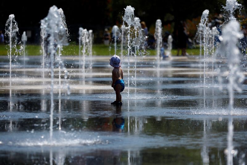 © Reuters. Un enfant se rafraichit dans une fontaine publique à Nice. /Photo prise le 16 juin 2022/REUTERS/Eric Gaillard