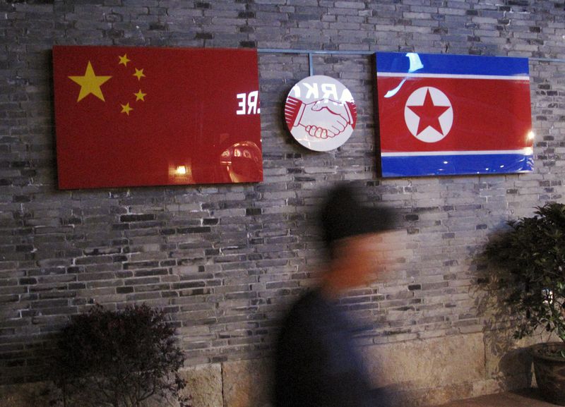 &copy; Reuters. علما الصين وكوريا الشمالية خارج مطعم في إقليم تشجيانغ في الصين بصورة من أرشيف رويترز.