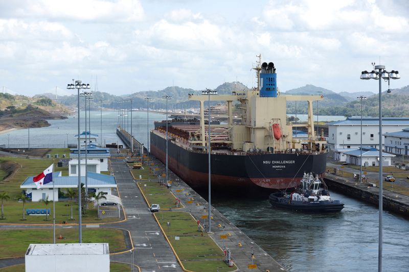 © Reuters. Monrovia NSU CHALLENGER bulk carrier transits the expanded canal through Cocoli Locks at the Panama Canal, on the outskirts of Panama City, Panama April 19, 2023. REUTERS/Aris Martinez/File photo