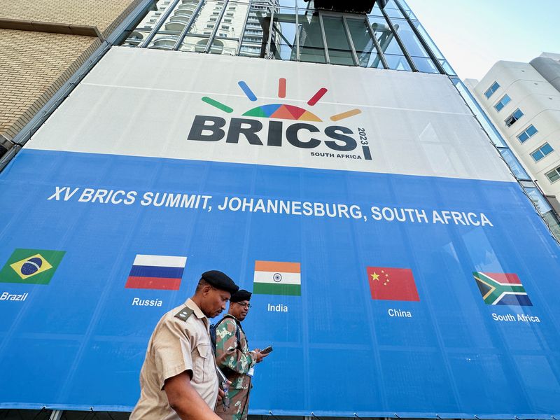 © Reuters. People walk past the Sandton Convention Centre, which will host the upcoming BRICS Summit, in Johannesburg, South Africa August 19, 2023. REUTERS/James Oatway