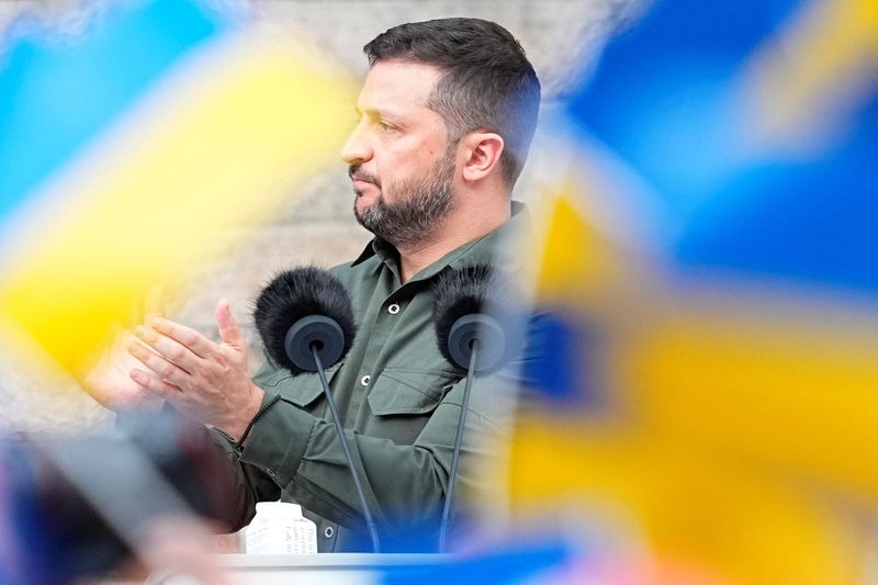 &copy; Reuters. Presidente da Ucrânia,. Volodymyr Zelenskiy, discursa em frente ao Parlamento da Dinamarca em Copenhague
21/08/2023 Ritzau Scanpix/Mads Claus Rasmissen via REUTERS