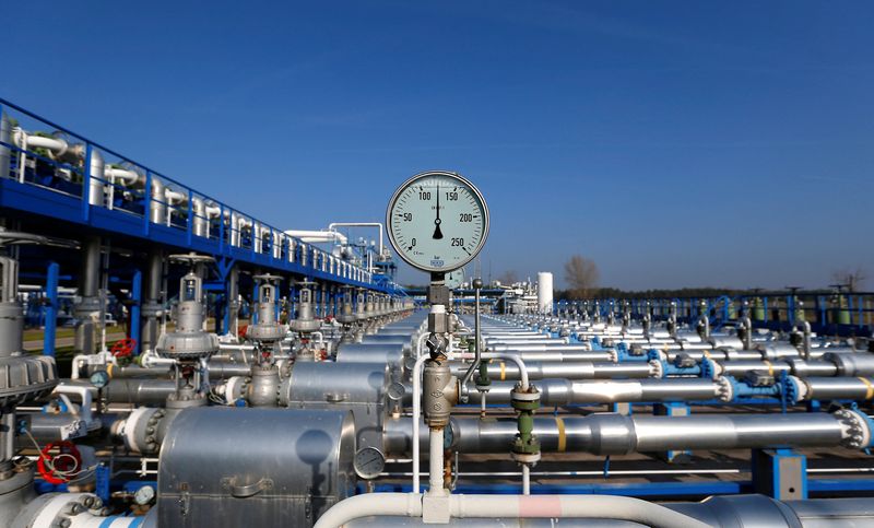&copy; Reuters. FILE PHOTO: A pressure metre is pictured at the gas storage facility of Hungarian state-owned energy group MVM in Zsana, November 3, 2014. REUTERS/Laszlo Balogh/File Photo