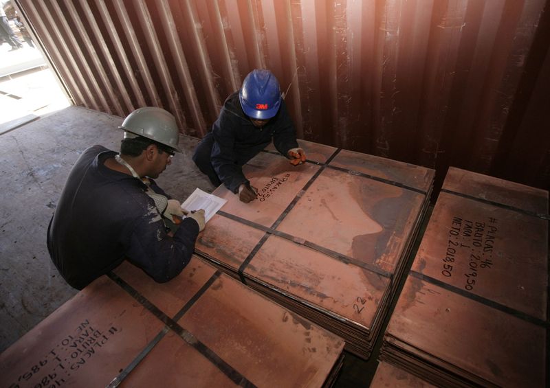 &copy; Reuters. FOTO DE ARCHIVO: Trabajadores de las minas de cobre Corocoro de Bolivia preparan láminas de cobre tras la venta de 1.020 toneladas de cátodos de cobre con una pureza del 99,99% y un valor de 60 millones de dólares al consorcio Cormin Perú, en Coro Cor