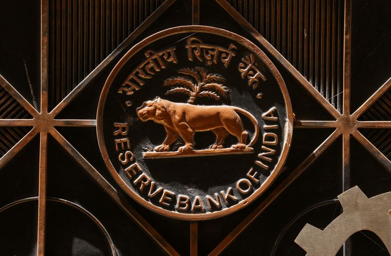 &copy; Reuters. شعار بنك الاحتياطي الهندي (البنك المركزي) داخل مقره في مومباي يوم السادس من أبريل نيسان 2023. تصوير: فرانسيس ماسكاريناس - رويترز.