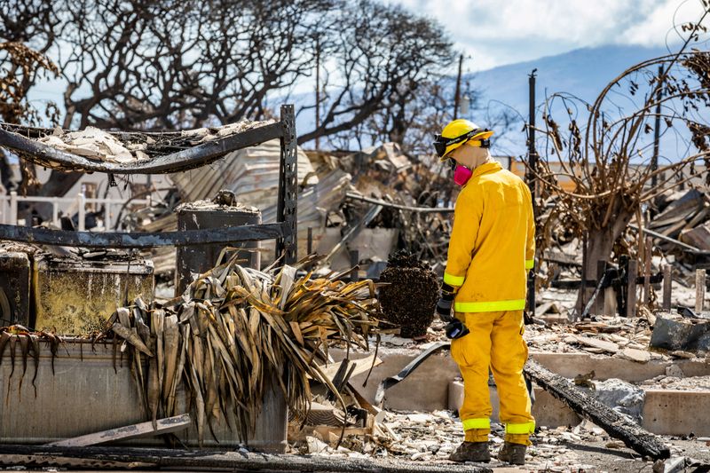 &copy; Reuters. فرد بقوة المهام المشتركة المختلطة المعنية بالبحث والإنقاذ خلال عمليات بحث في مناطق متضررة بفعل حرائق الغابات في ماوي في لاهاينا في جزيرة ها