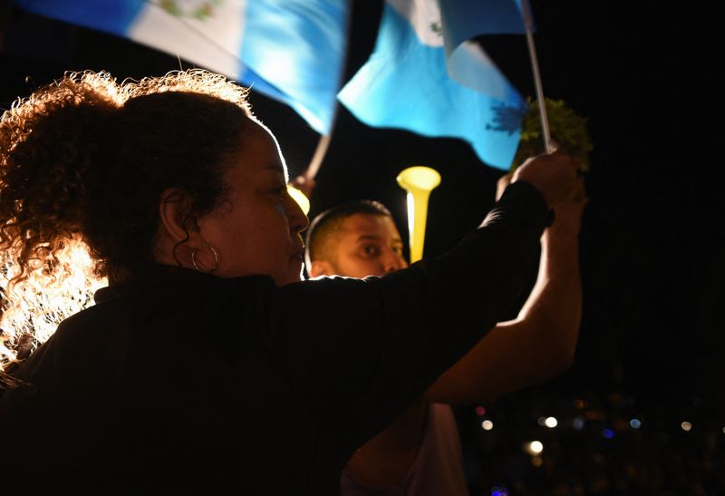 &copy; Reuters. Apoiadora de candidato presidencial guatemalteco Bernardo Arévalo comemora vitória na eleição presidencial da Guatemala
20/08/2023 REUTERS/Cristina Chiquin