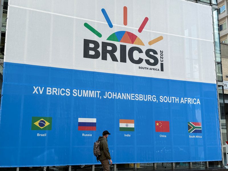 &copy; Reuters. Logo BRICS lors du sommet 2023 à Johannesburg, en Afrique du Sud. /Photo prise le 19 août 2023/REUTERS/James Oatway