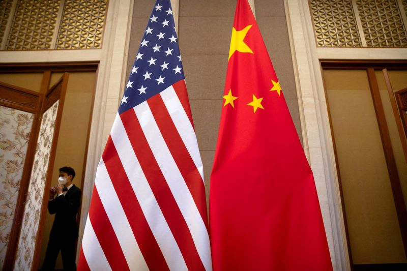 &copy; Reuters. صورة للعلمين الصيني والأمريكي داخل قصر للضيافة في العاصمة الصينية بكين في الثامن من يوليو تموز 2023 . صورة لرويترز من ممثل لوكالات الأنباء .   