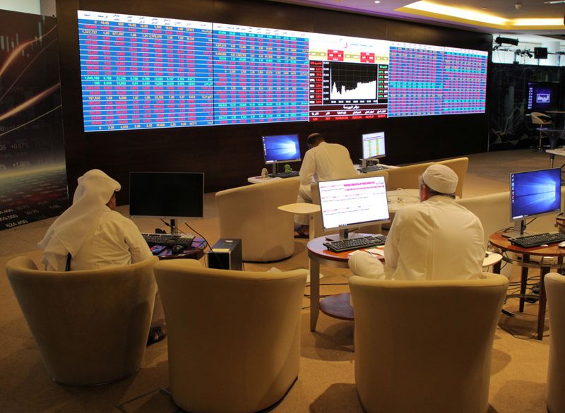 &copy; Reuters. متعاملون يتابعون حركة تداول الأسهم على شاشات داخل البورصة القطرية في الدوحة بصورة من أرشيف رويترز . 