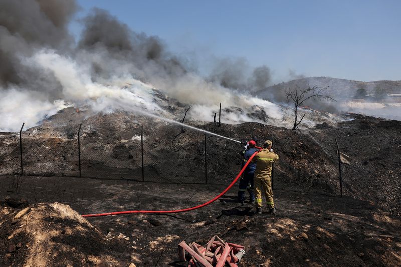 &copy; Reuters. Des pompiers tentent d'éteindre un incendie dans une usine de recyclage, à Sesklo, dans le centre de la Grèce. /Photo prise le 26 juillet 2023/REUTERS/Alexandros Avramidis