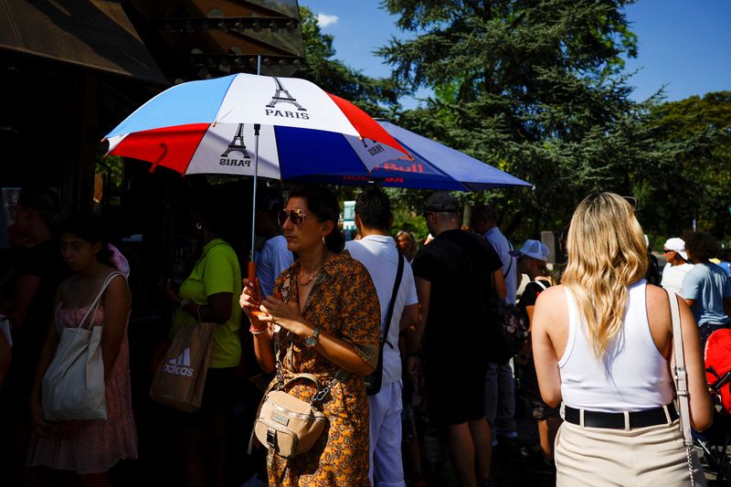 &copy; Reuters. A woman holds an umbrella at the Trocadero square in Paris as a heat wave hits France, August 3, 2022. REUTERS/Sarah Meyssonnier - RC23PV91WCEB