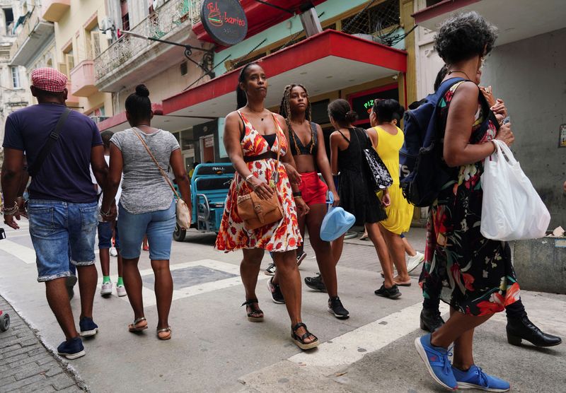 &copy; Reuters. Pessoas caminham em rua de comércio em Havana
16/08/2023
REUTERS/Alexandre Meneghini