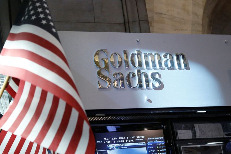 © Reuters. FOTO DE ARCHIVO: Vista del puesto de Goldman Sachs en el parqué de la Bolsa de Nueva York el 16 de julio de 2013. REUTERS/Brendan McDermid/Fotografía de archivo.