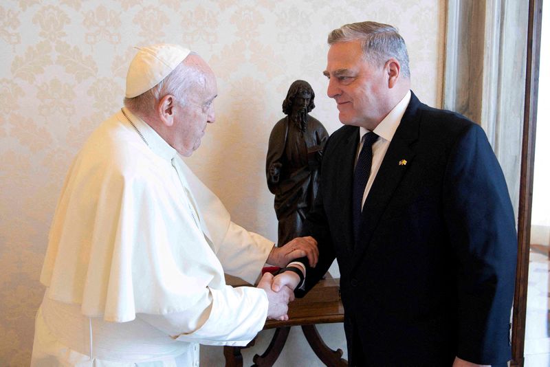&copy; Reuters. Pope Francis meets with U.S. Chairman of the Joint Chiefs of Staff General Mark A. Milley at the Vatican, August 21, 2023.   Vatican Media/­Handout via REUTERS   